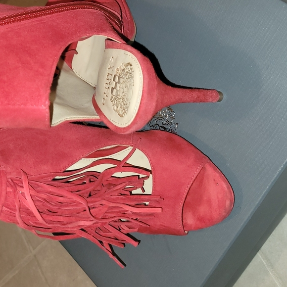 Vince camuto size 7 red heels with fringes - Picture 3 of 4